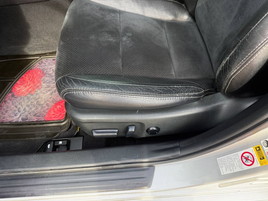Used 2013 Toyota Camry SE w/ Leather Pkg FWD image 25
