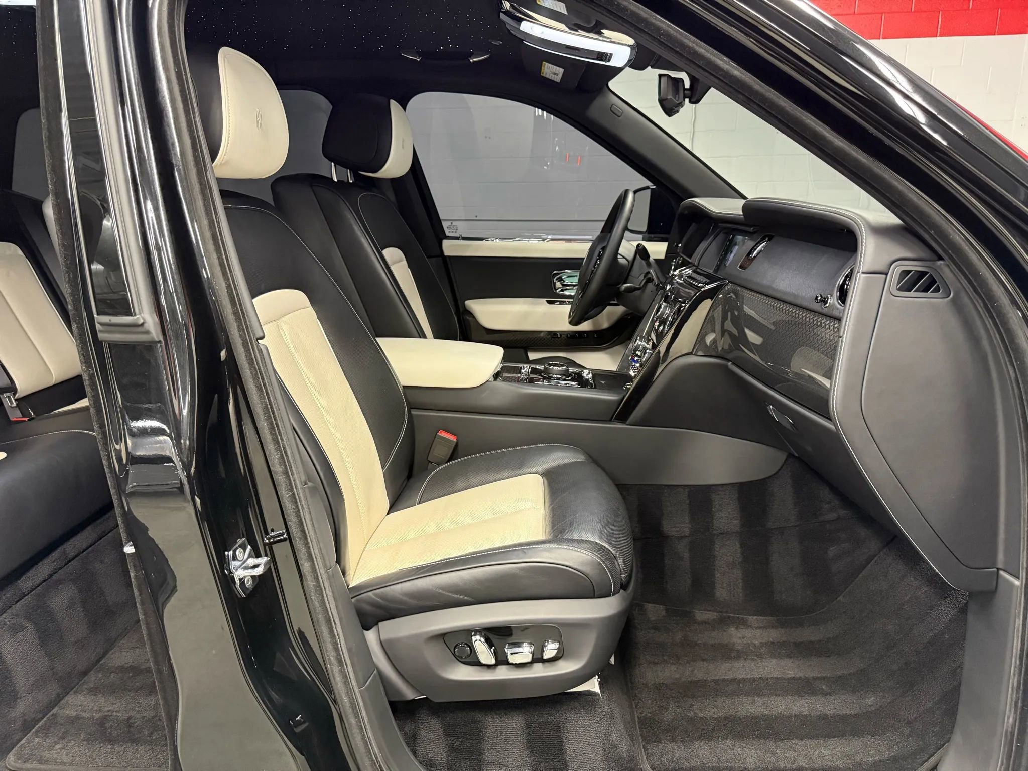 Used 2022 Rolls-Royce Cullinan Black Badge w/ Dark Exterior Package image 67