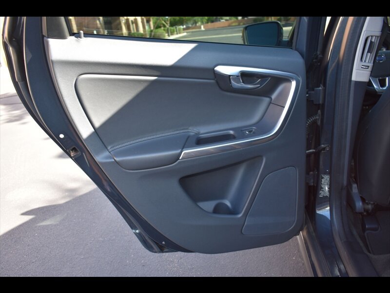 Used 2016 Volvo XC60 T5 Platinum FWD image 21