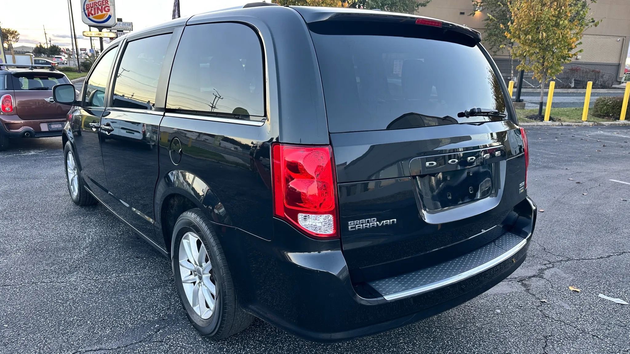 Used 2019 Dodge Grand Caravan SXT image 8