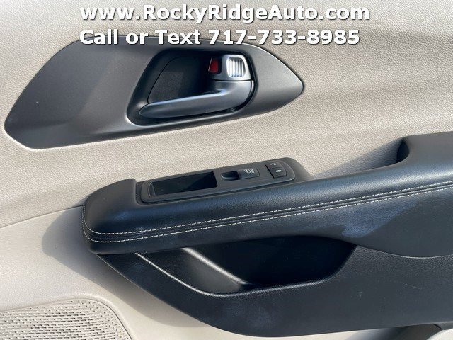 Used 2022 Chrysler Pacifica Touring-L image 32