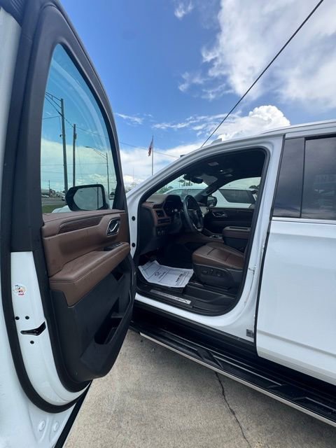 Used 2024 Chevrolet Suburban High Country w/ Advanced Technology Package image 10