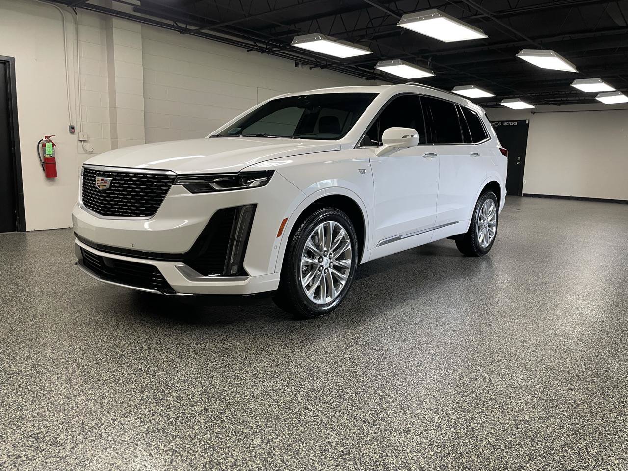 Used 2025 Cadillac XT6 Premium Luxury w/ Technology Package FWD image 9