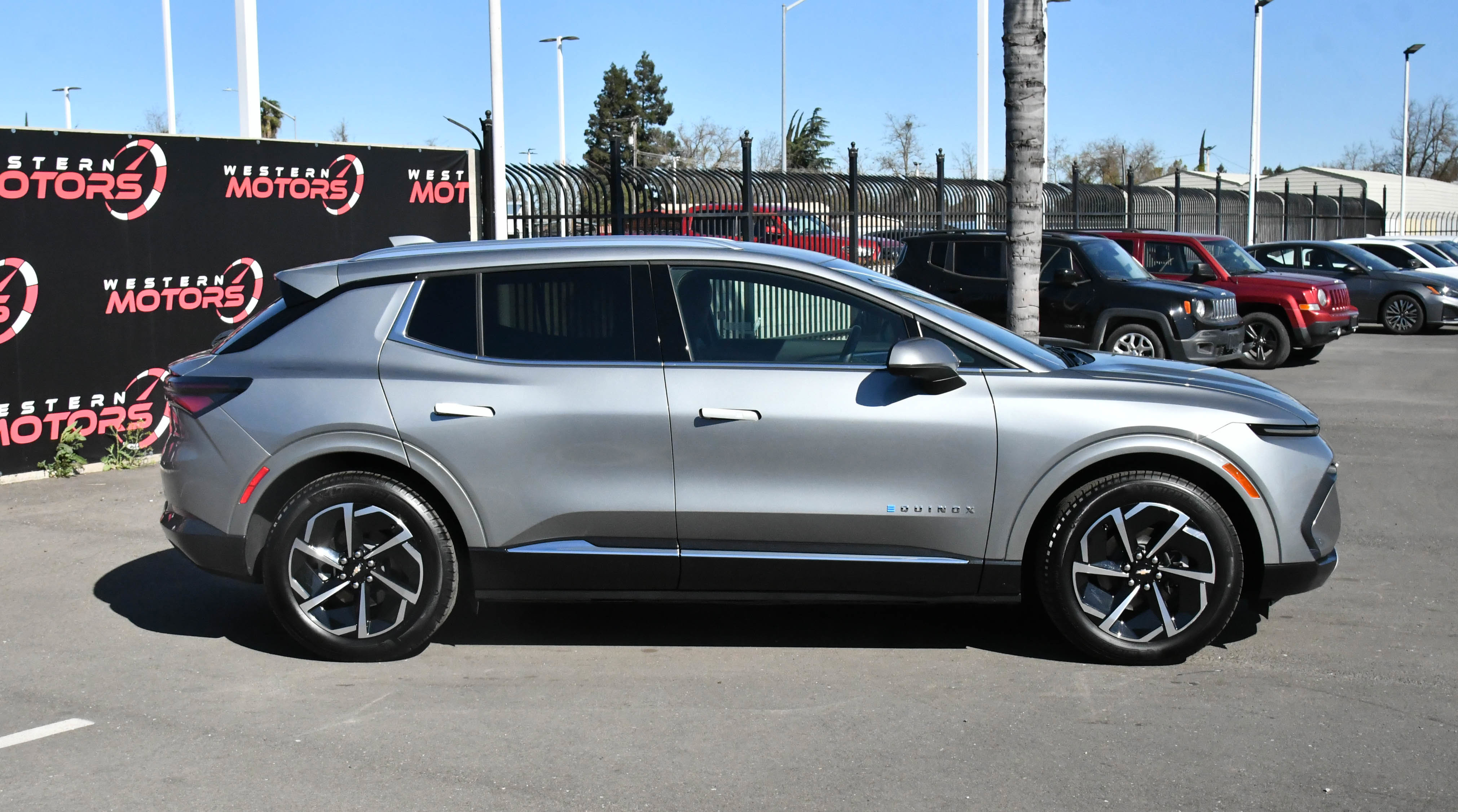 Used 2025 Chevrolet Equinox EV LT w/ Convenience Package image 9