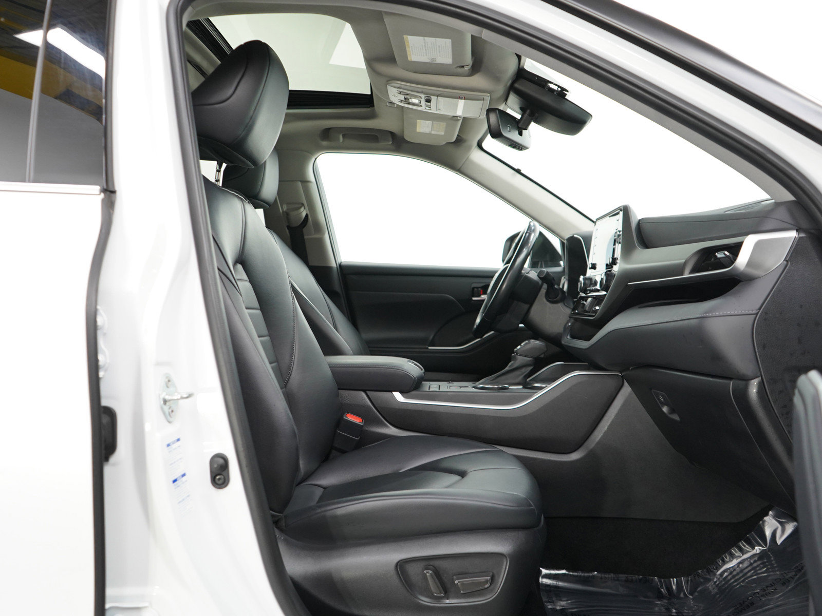 Used 2022 Toyota Highlander XLE image 11