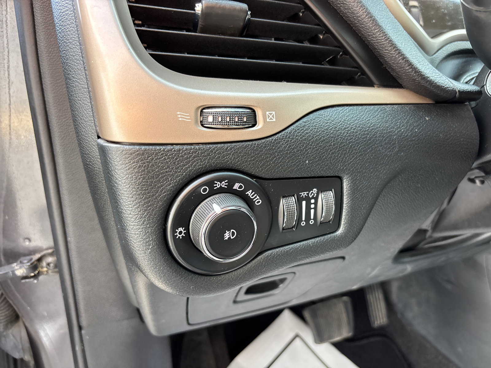 Used 2016 Jeep Cherokee Limited FWD image 13