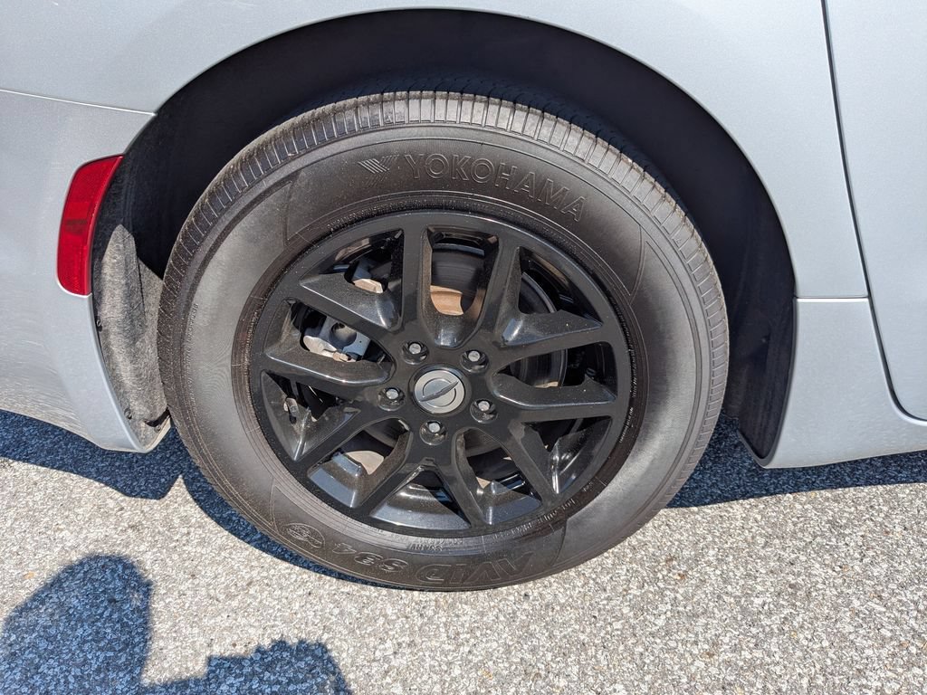 Used 2024 Chrysler Pacifica Touring-L FWD image 16
