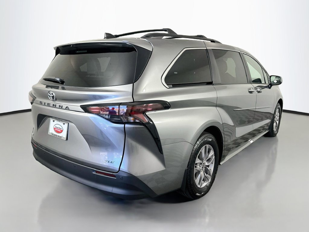 Used 2026 Toyota Sienna XLE FWD image 5