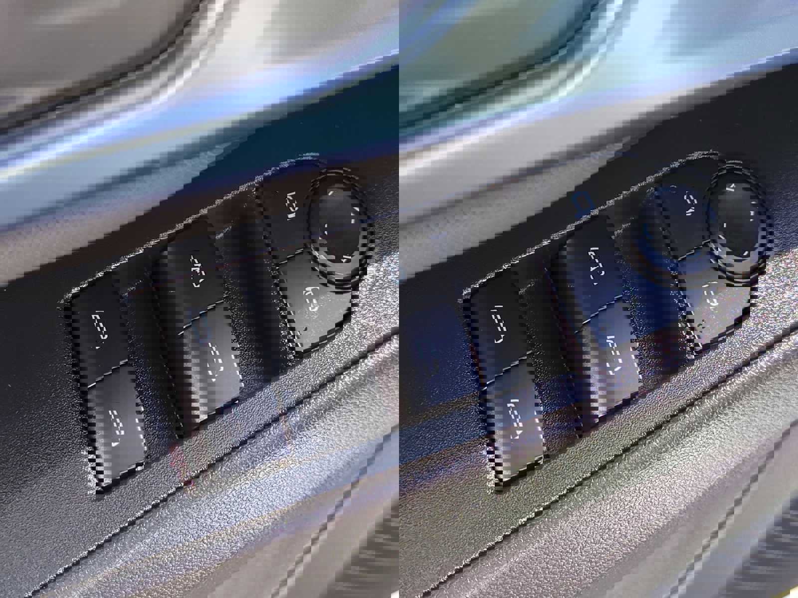 Used 2025 Chevrolet Equinox EV LT w/ Convenience Package image 11