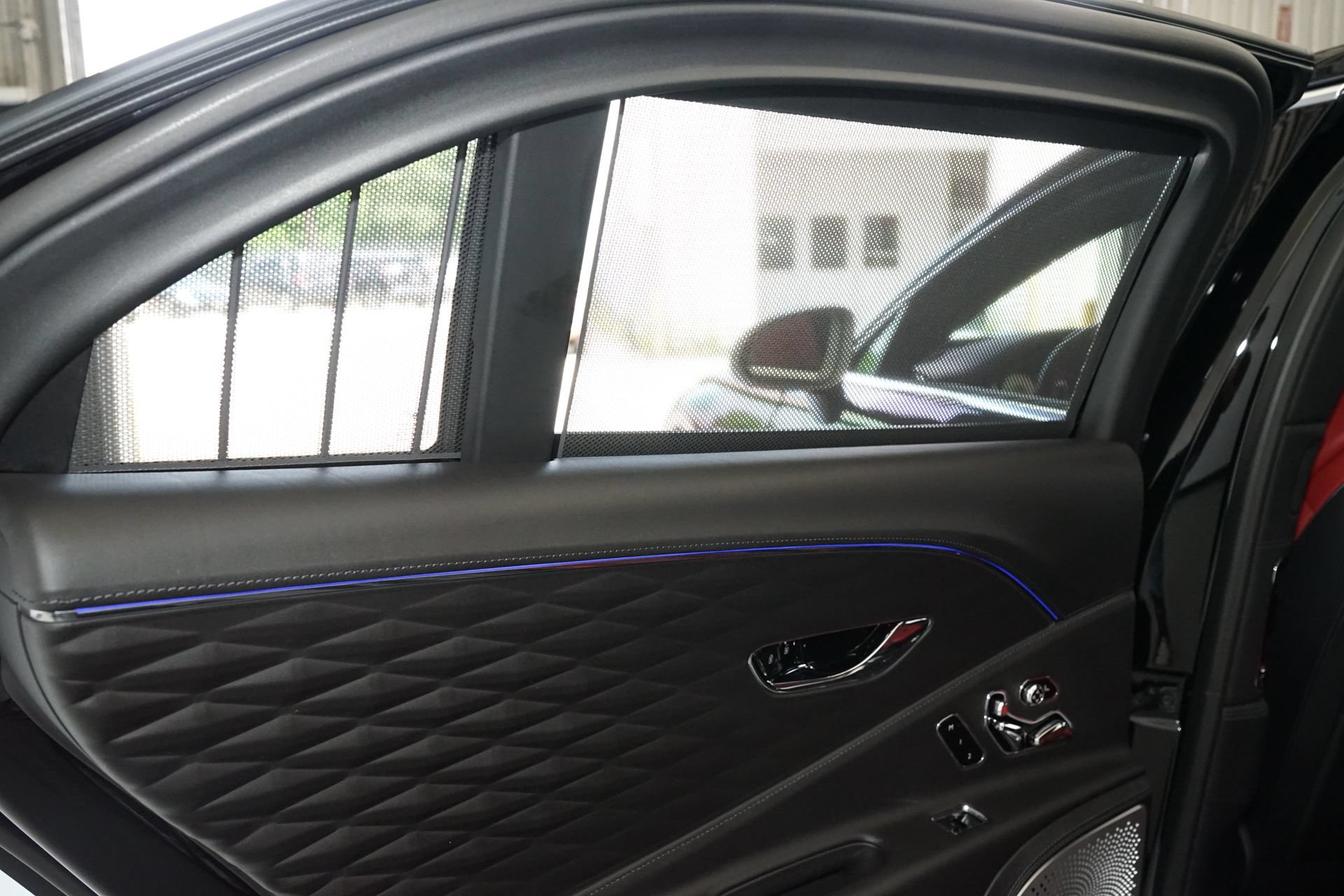 Used 2022 Bentley Flying Spur Plug-In Hybrid AWD/4WD image 25