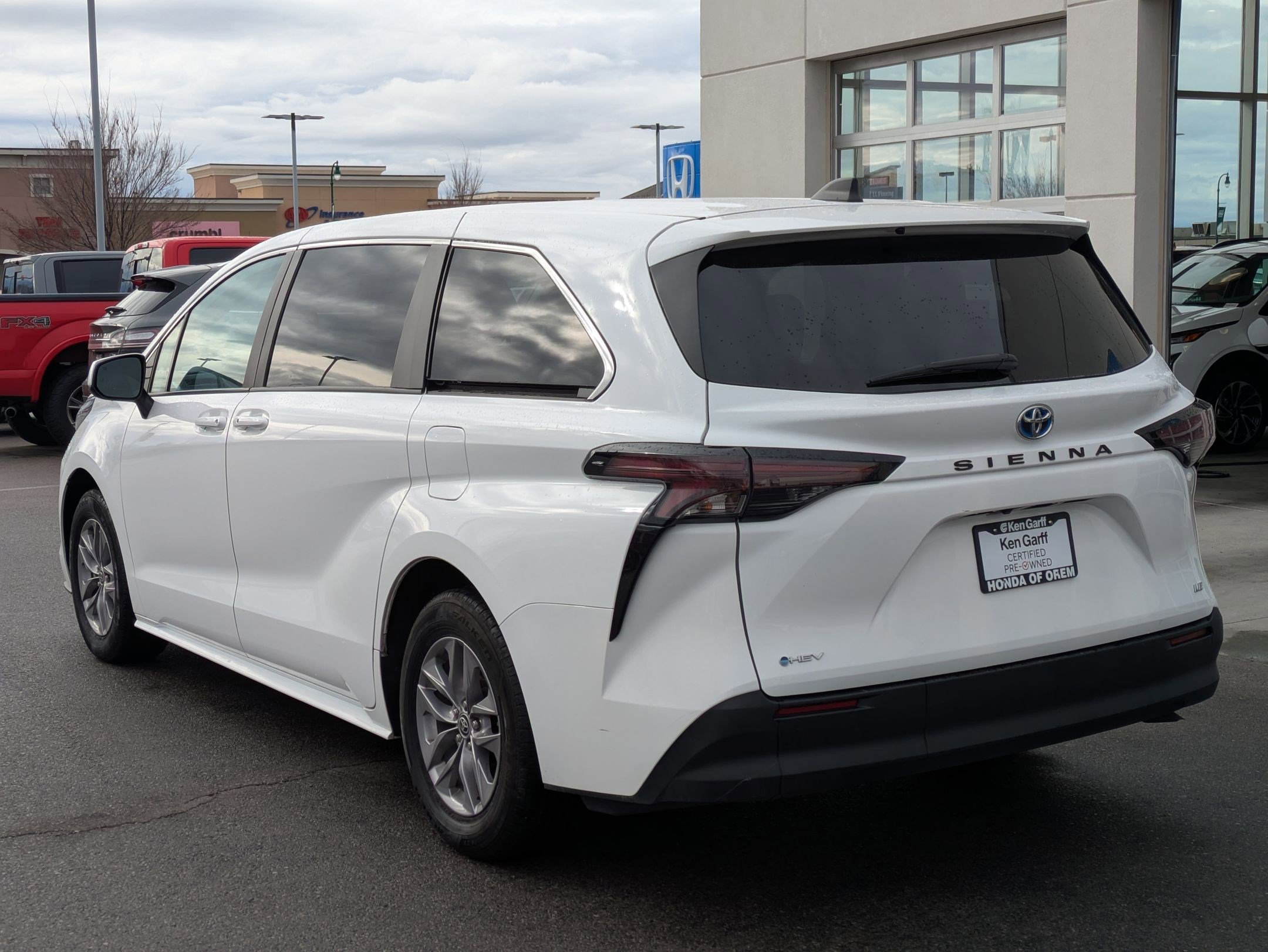 Used 2025 Toyota Sienna LE image 9