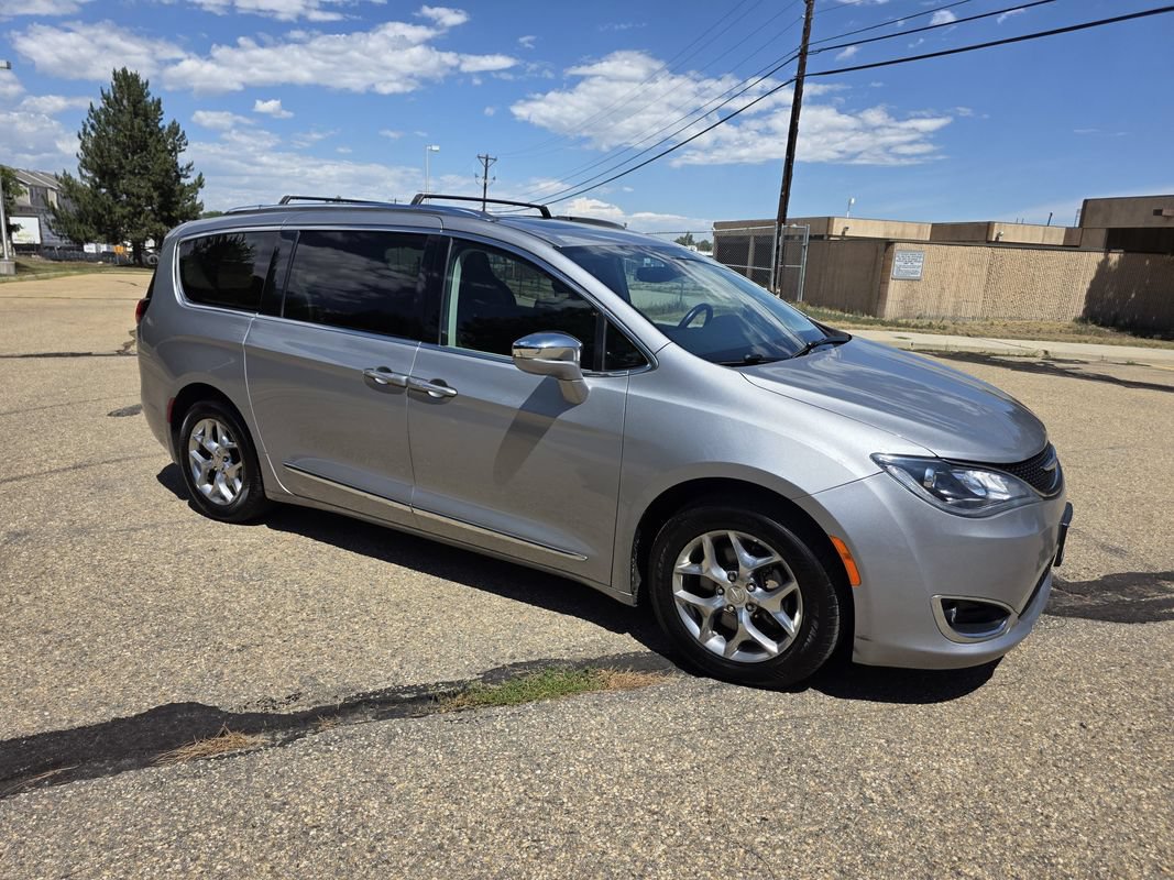 Used 2018 Chrysler Pacifica Limited FWD image 10