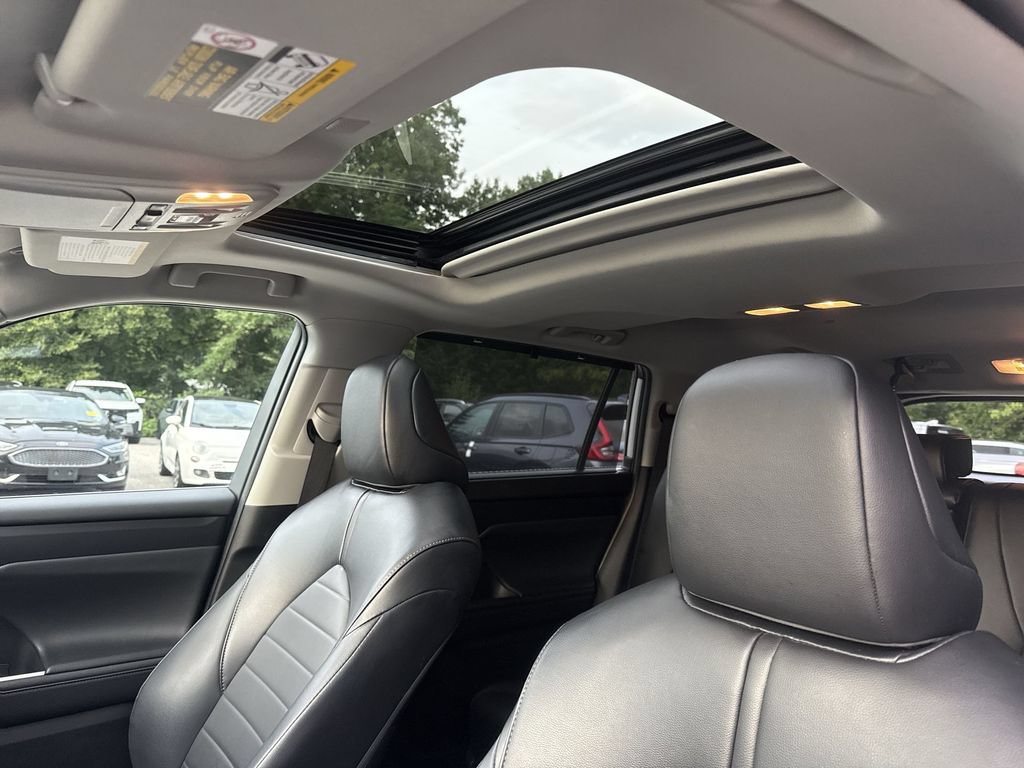 Used 2022 Toyota Highlander XLE AWD/4WD image 16