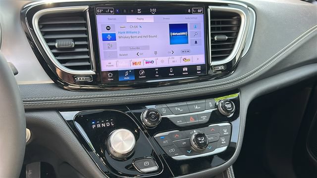 Used 2025 Chrysler Pacifica Limited FWD image 14