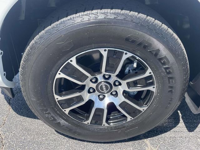Used 2024 Nissan Titan SV w/ SV Convenience Package image 8