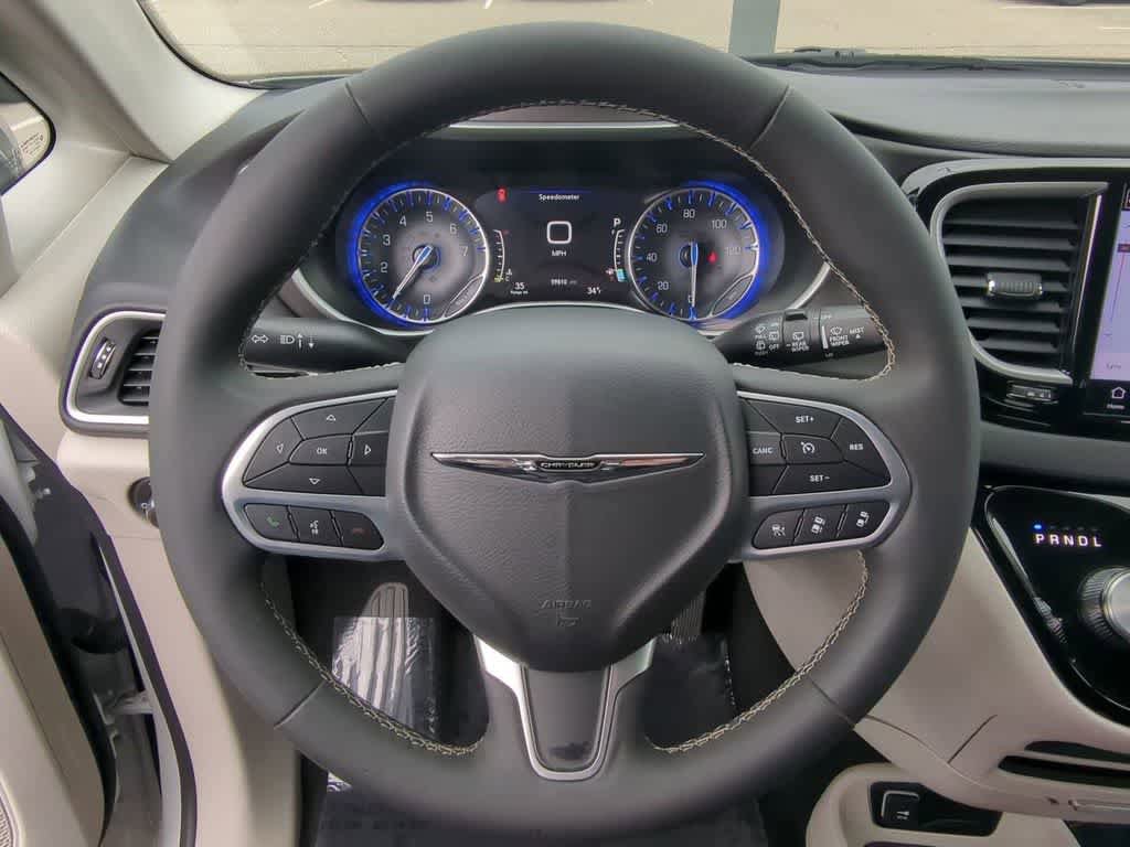 Used 2024 Chrysler Pacifica Touring-L FWD image 21