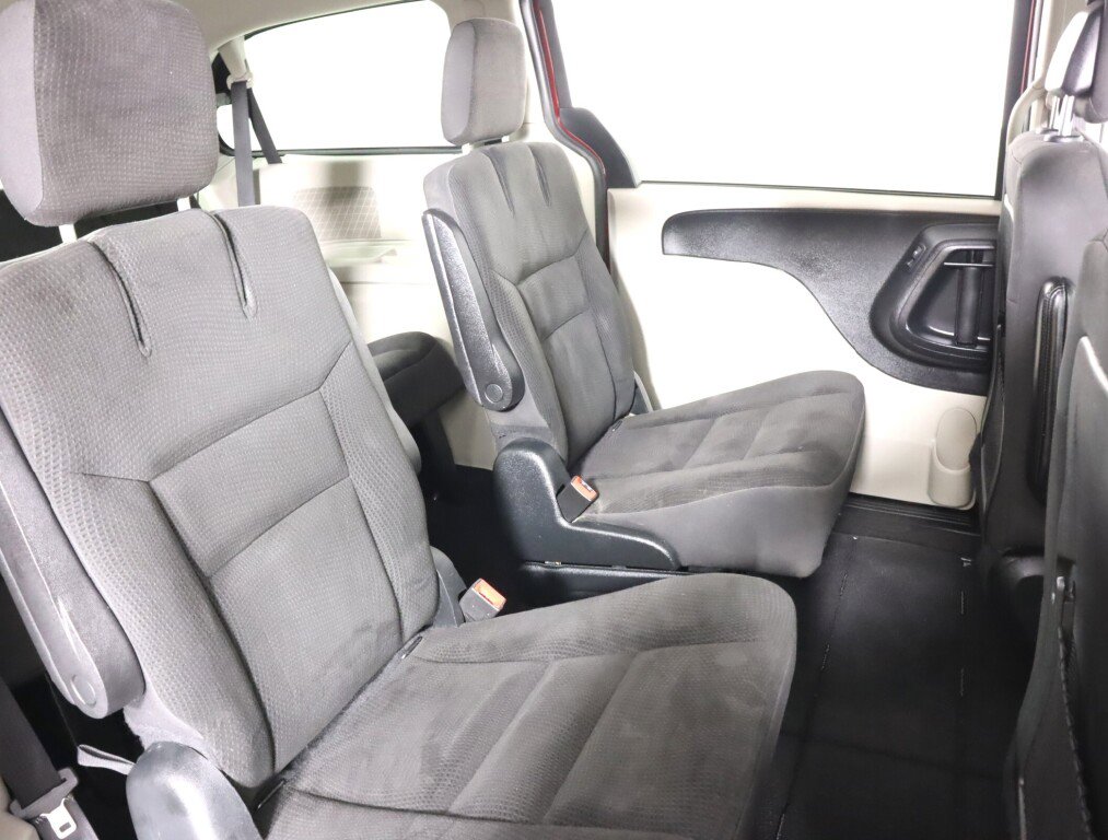 Used 2018 Dodge Grand Caravan SE w/ UConnect Hands-Free Group image 28