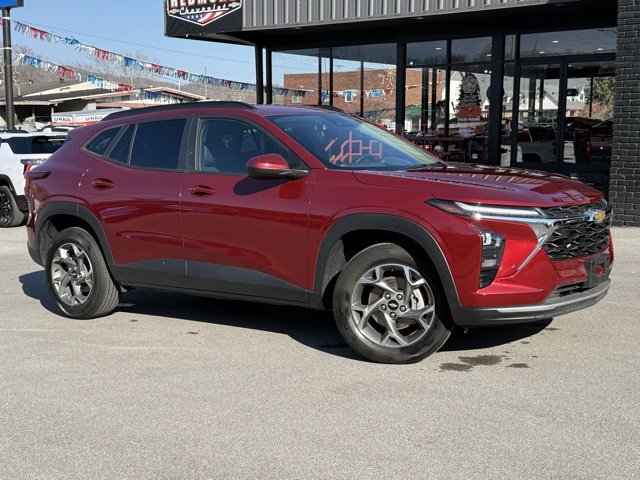 Used 2024 Chevrolet Trax LT w/ LT Convenience Package image 2