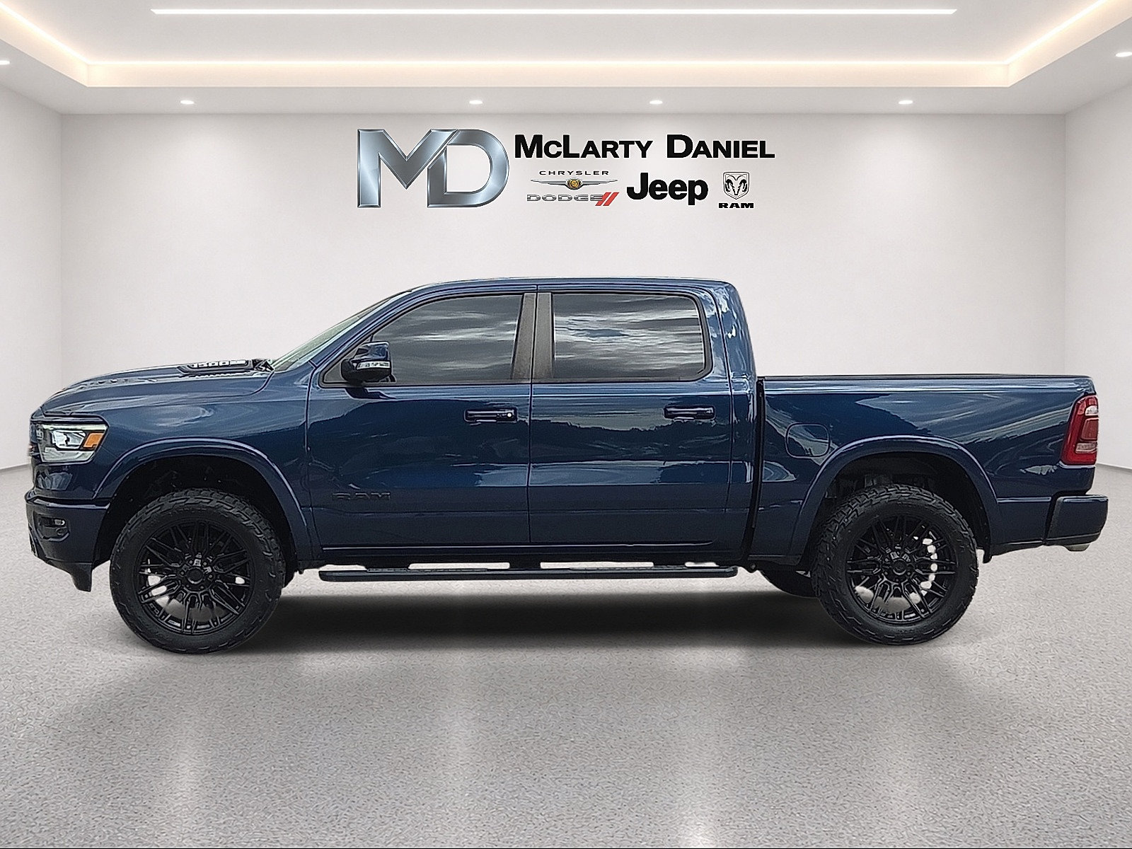Used 2020 RAM 1500 Laramie AWD/4WD image 3