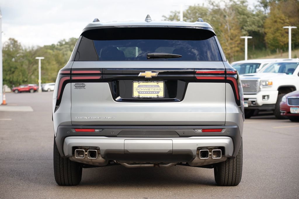 Used 2025 Chevrolet Traverse LT image 4