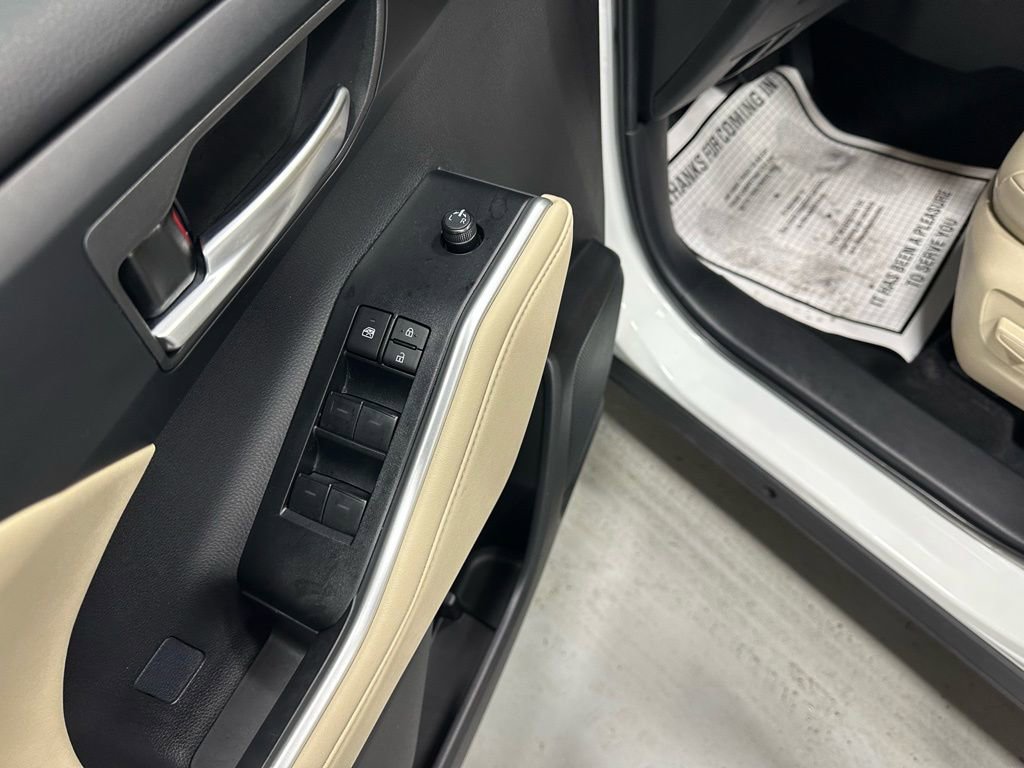 Used 2025 Toyota Highlander XLE image 9