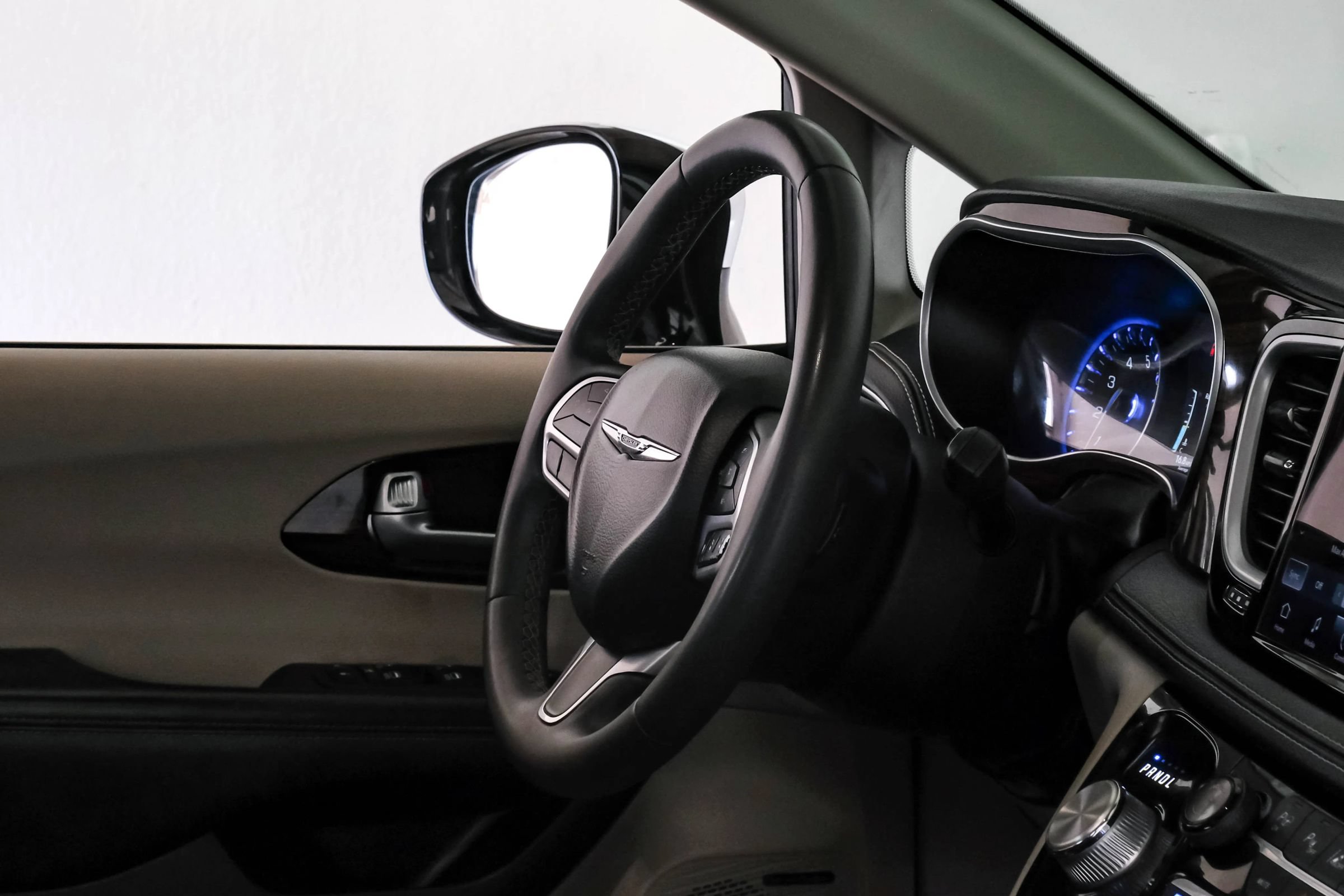 Used 2022 Chrysler Pacifica Limited FWD image 13