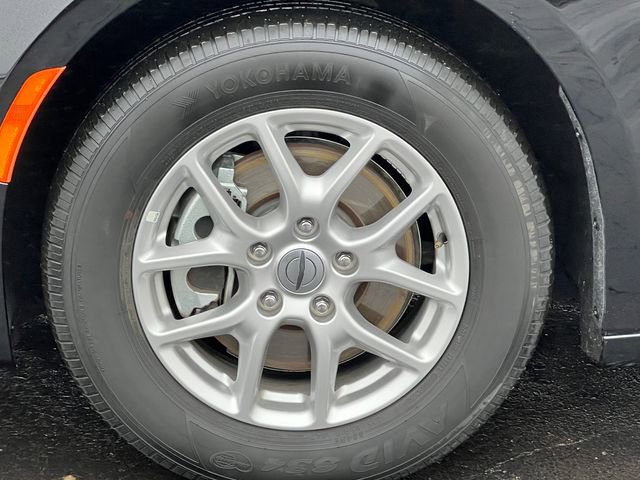 Used 2025 Chrysler Pacifica Select image 8