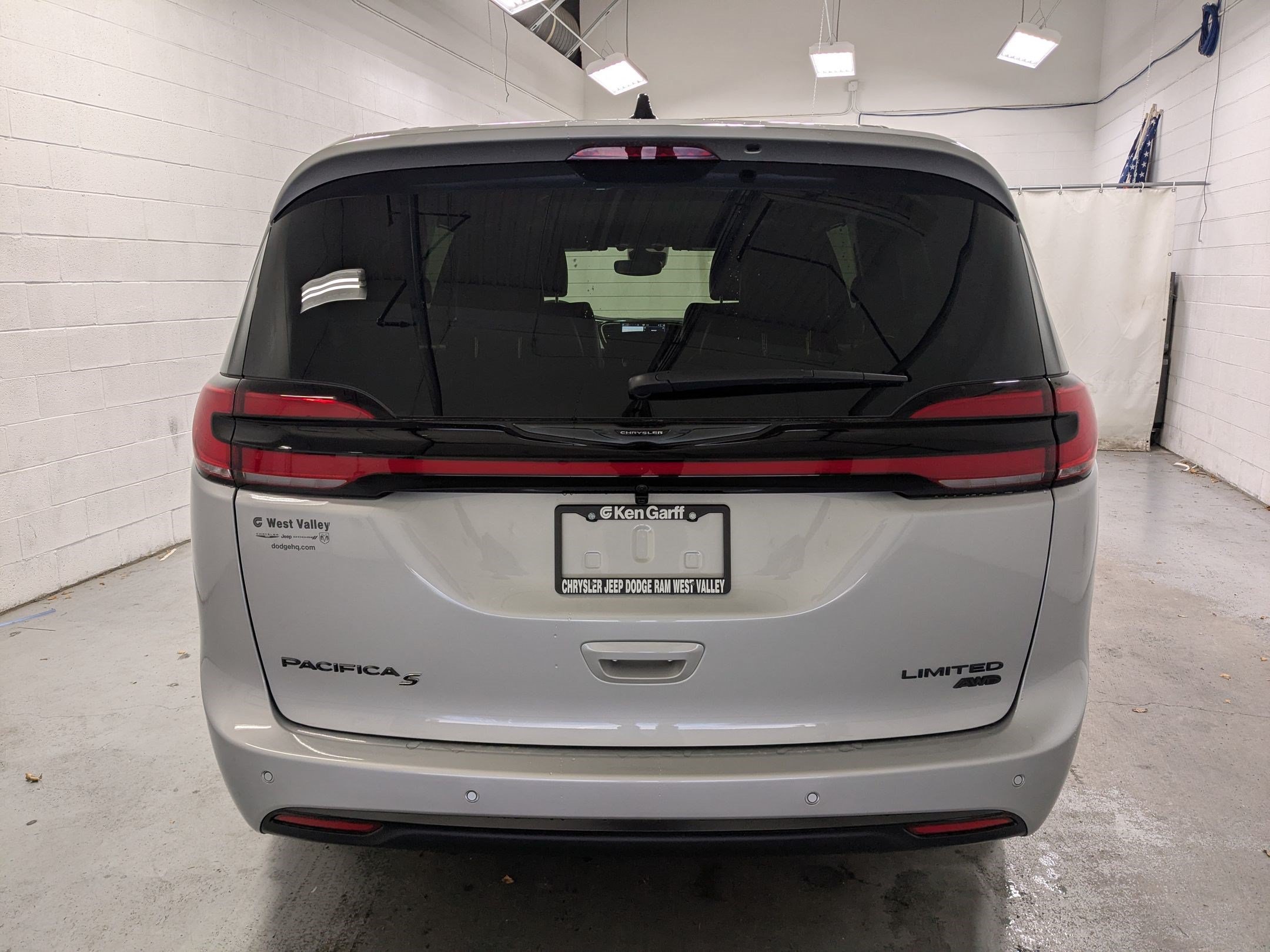 New 2026 Chrysler Pacifica Limited w/ S Appearance Package AWD/4WD image 7