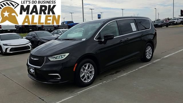 Used 2023 Chrysler Pacifica Touring-L FWD image 4
