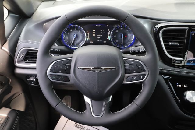 Used 2026 Chrysler Pacifica Select FWD image 25