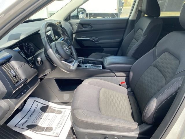 Used 2025 Nissan Pathfinder SV image 15