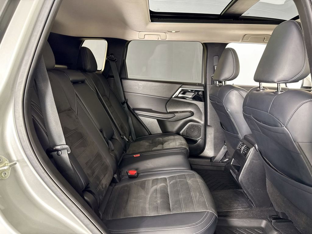 Used 2023 Mitsubishi Outlander 4WD Plug-In Hybrid image 15