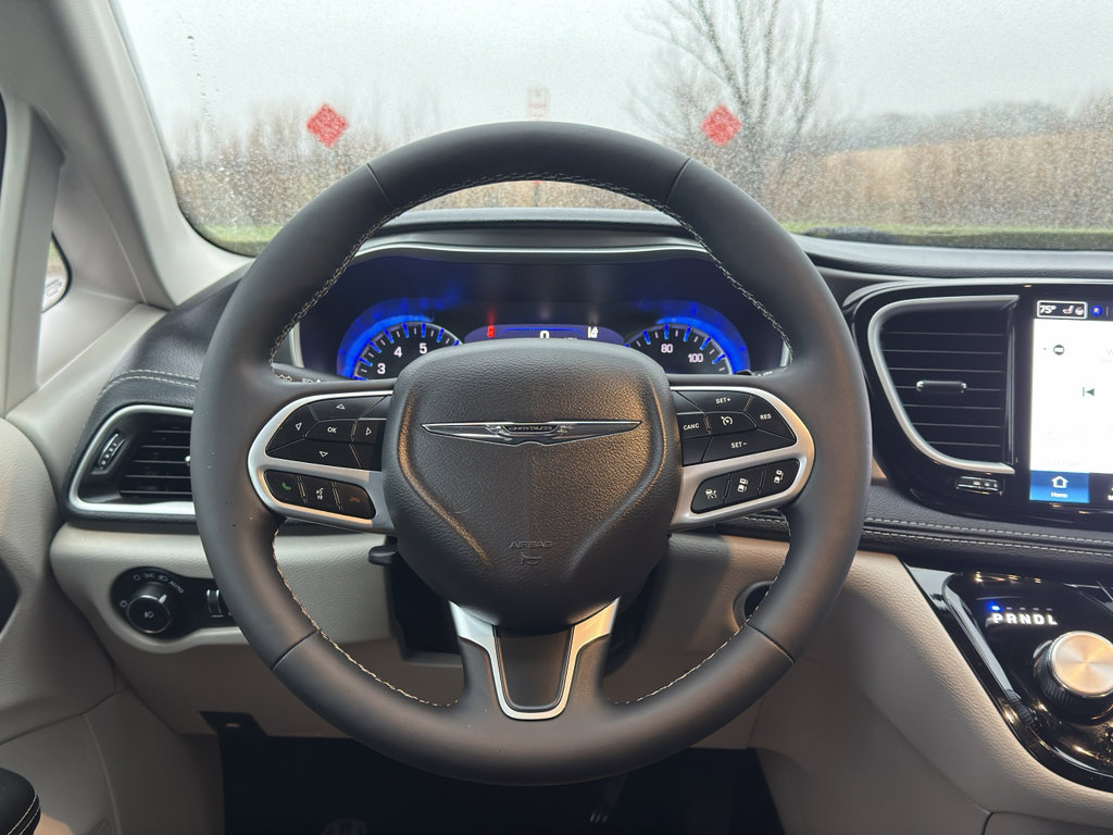 Used 2024 Chrysler Pacifica Touring-L image 28