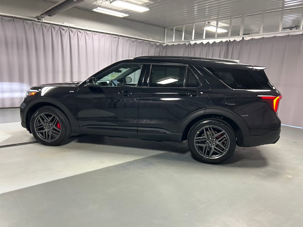 Used 2025 Ford Explorer ST-Line w/ ST-Line Street Pack AWD/4WD image 4
