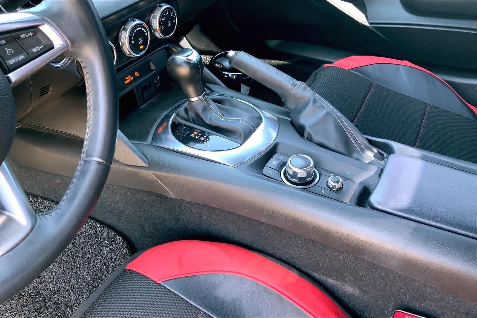 Used 2018 FIAT 124 Spider Classica w/ Technology Group RWD image 17