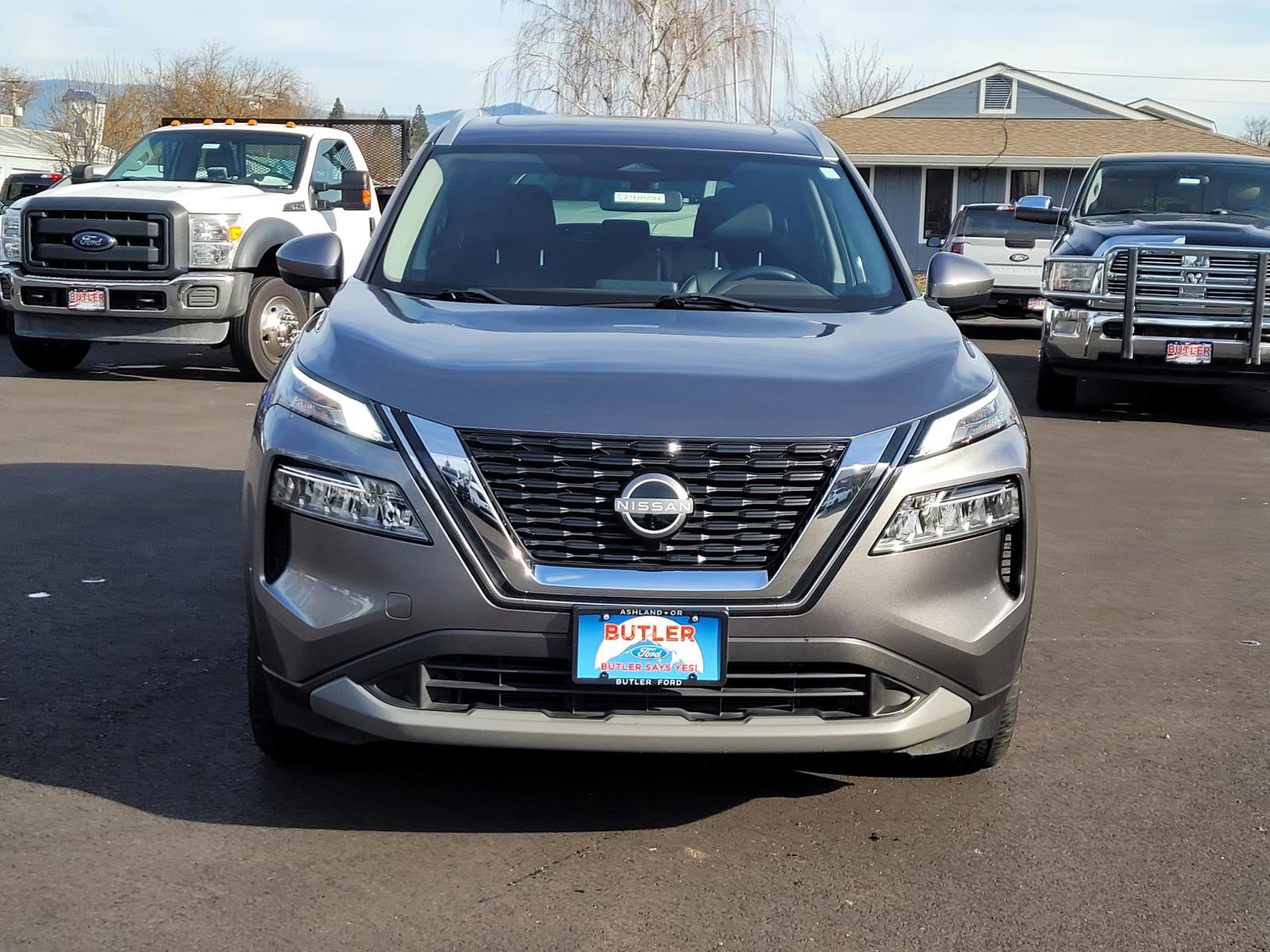 Used 2022 Nissan Rogue SV w/ SV Premium Package image 2