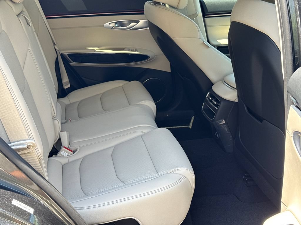 New 2027 Genesis GV70 2.5T AWD/4WD image 17