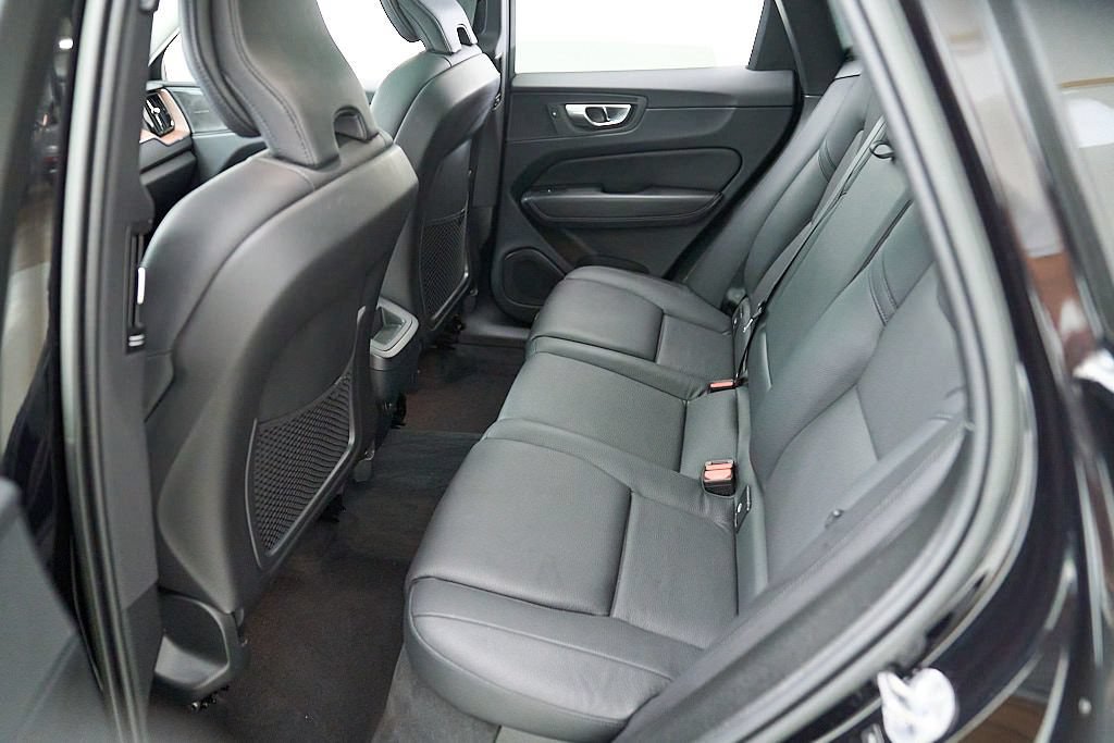 Certified 2023 Volvo XC60 B5 Plus AWD/4WD image 17
