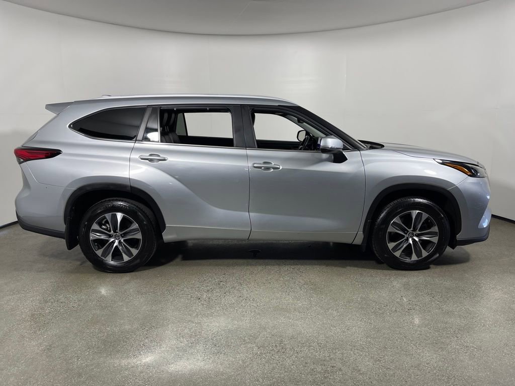 Used 2023 Toyota Highlander XLE image 2