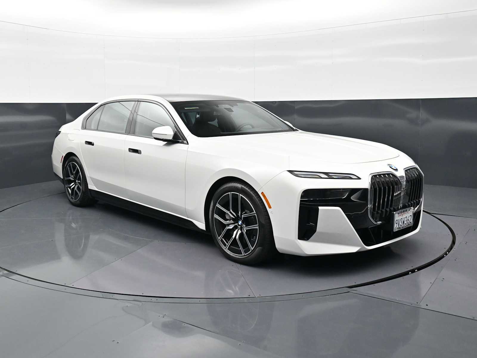 Used 2025 BMW 750e xDrive AWD/4WD image 3