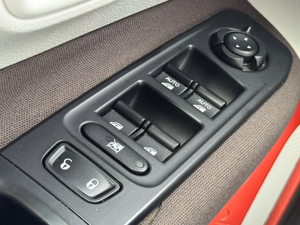 Used 2016 Jeep Renegade Latitude w/ Advanced Technology Group image 21