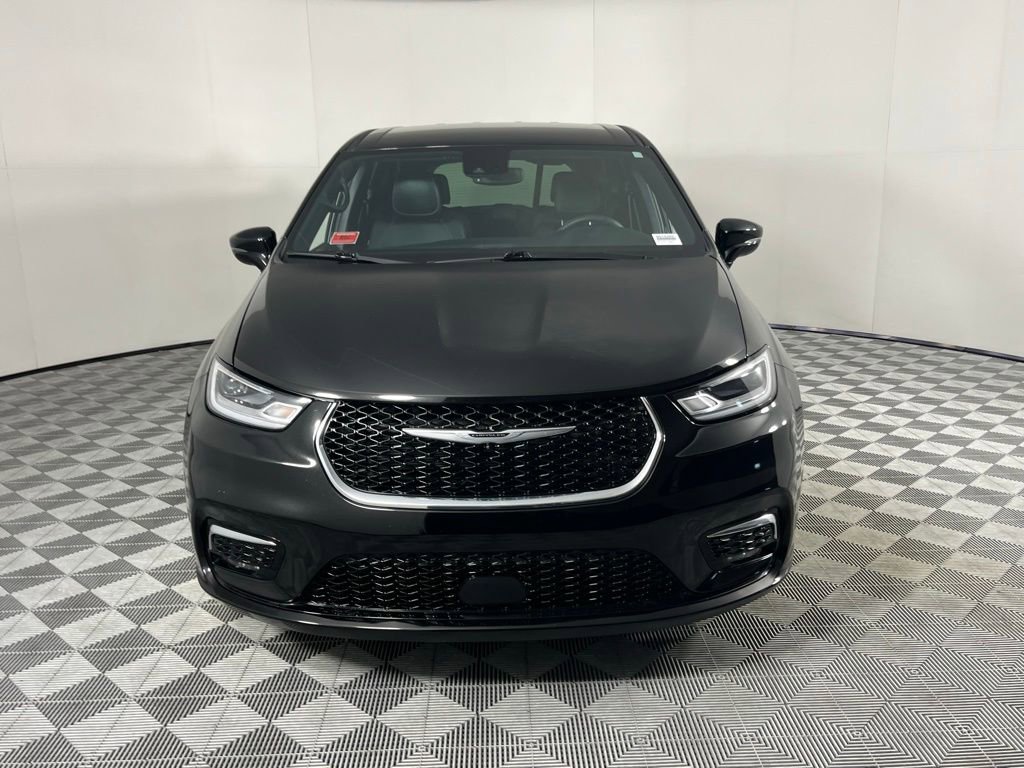 Used 2025 Chrysler Pacifica Select image 5