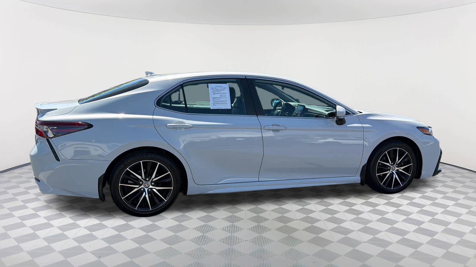 Used 2023 Toyota Camry SE FWD image 4