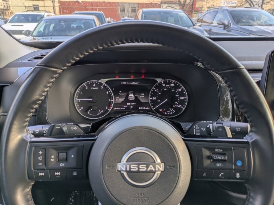 Used 2022 Nissan Pathfinder SV image 11