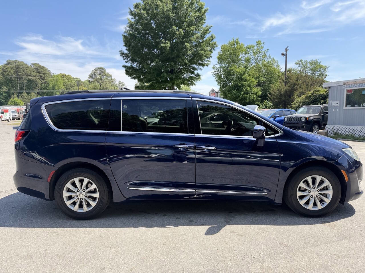 Used 2017 Chrysler Pacifica Touring-L FWD image 4