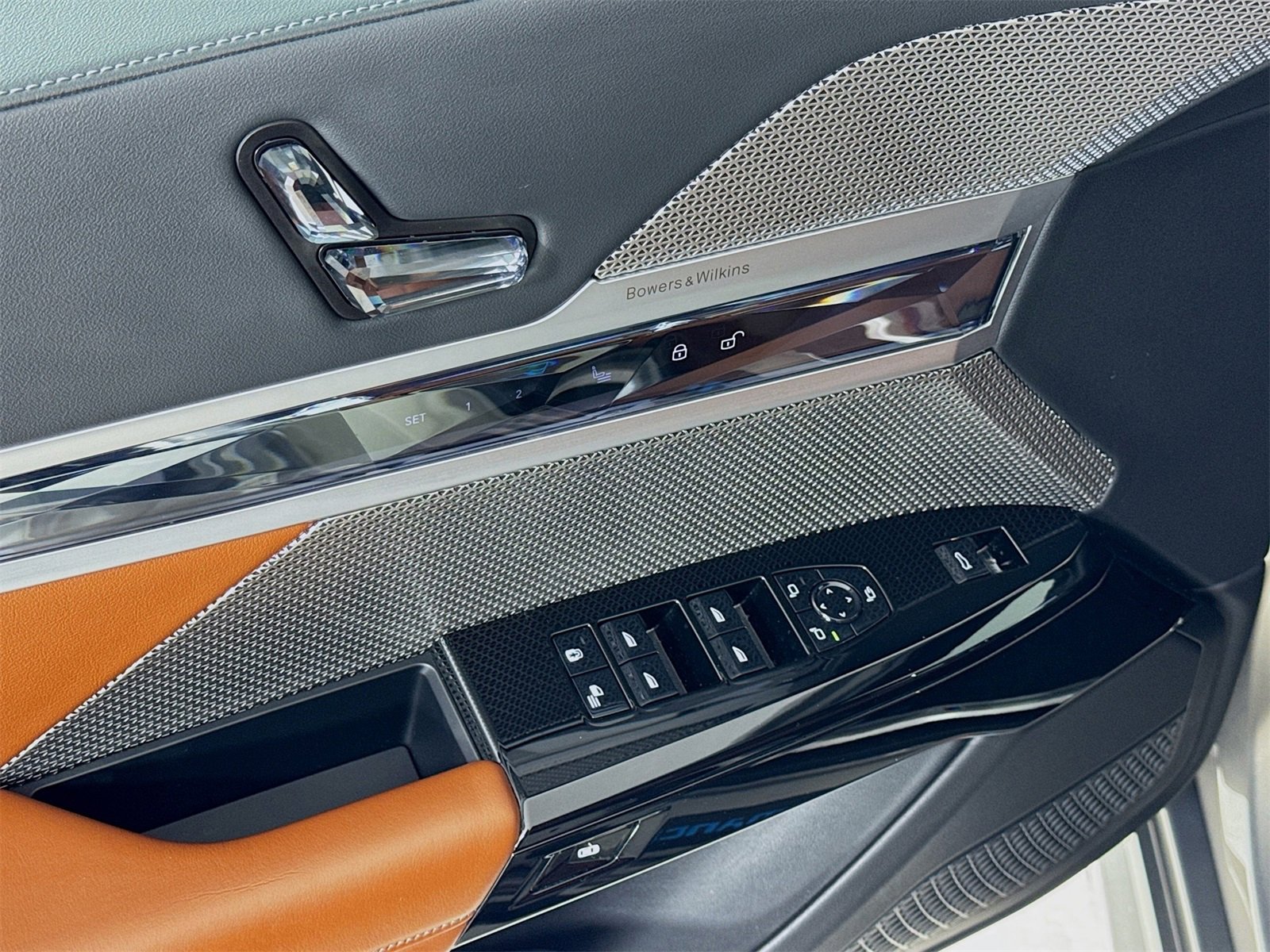 Used 2023 BMW 760i xDrive w/ Luxury Rear Seating Package image 16