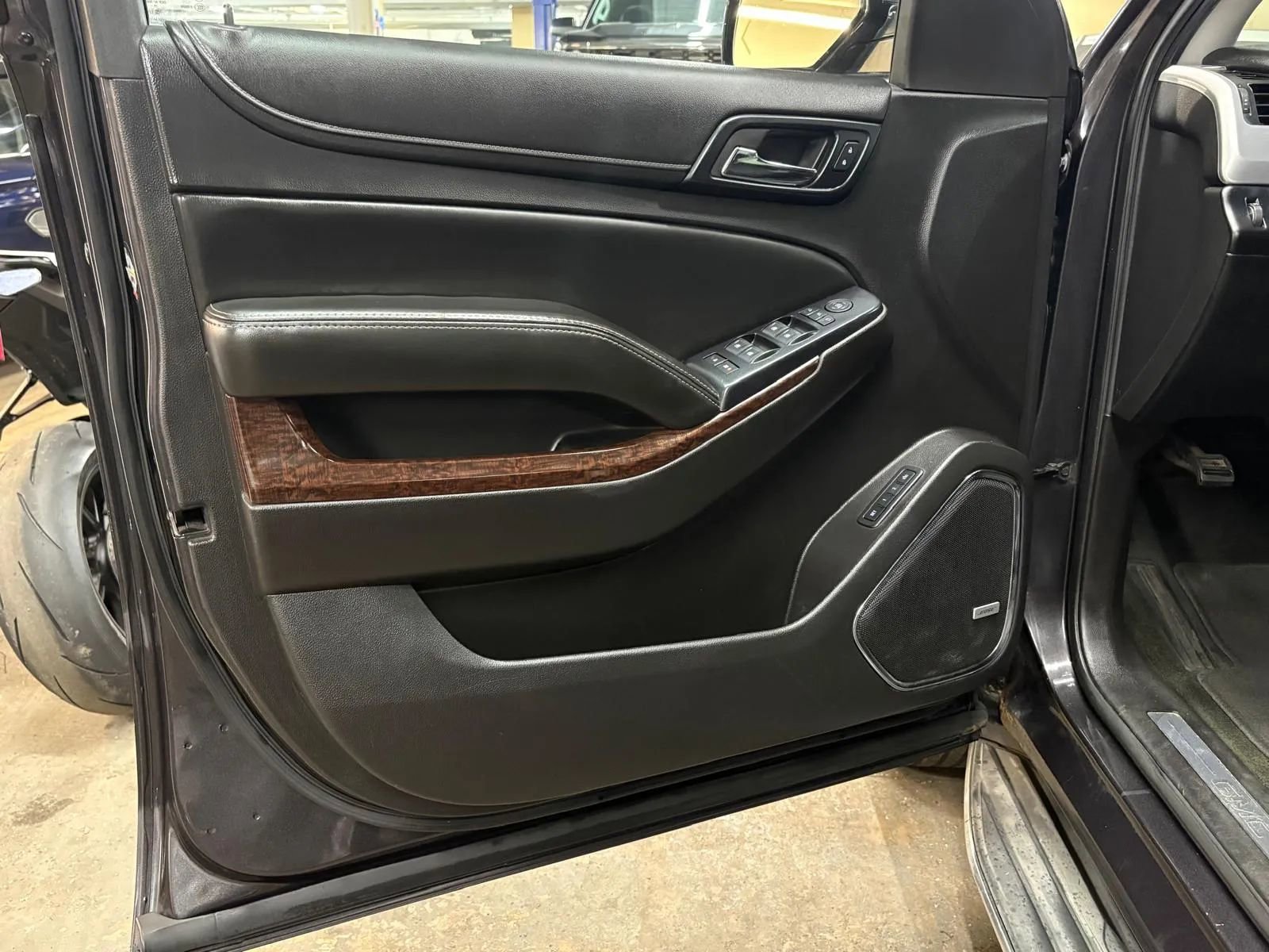 Used 2015 GMC Yukon SLT image 31