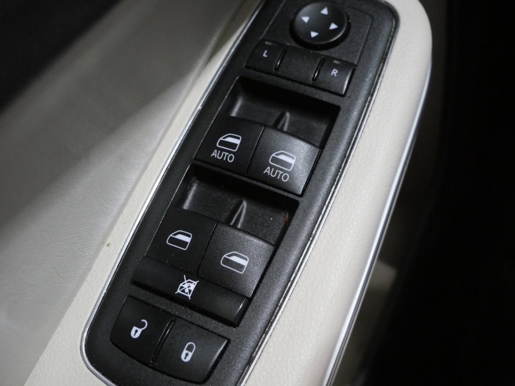 Used 2023 Chrysler 300 Touring RWD image 10