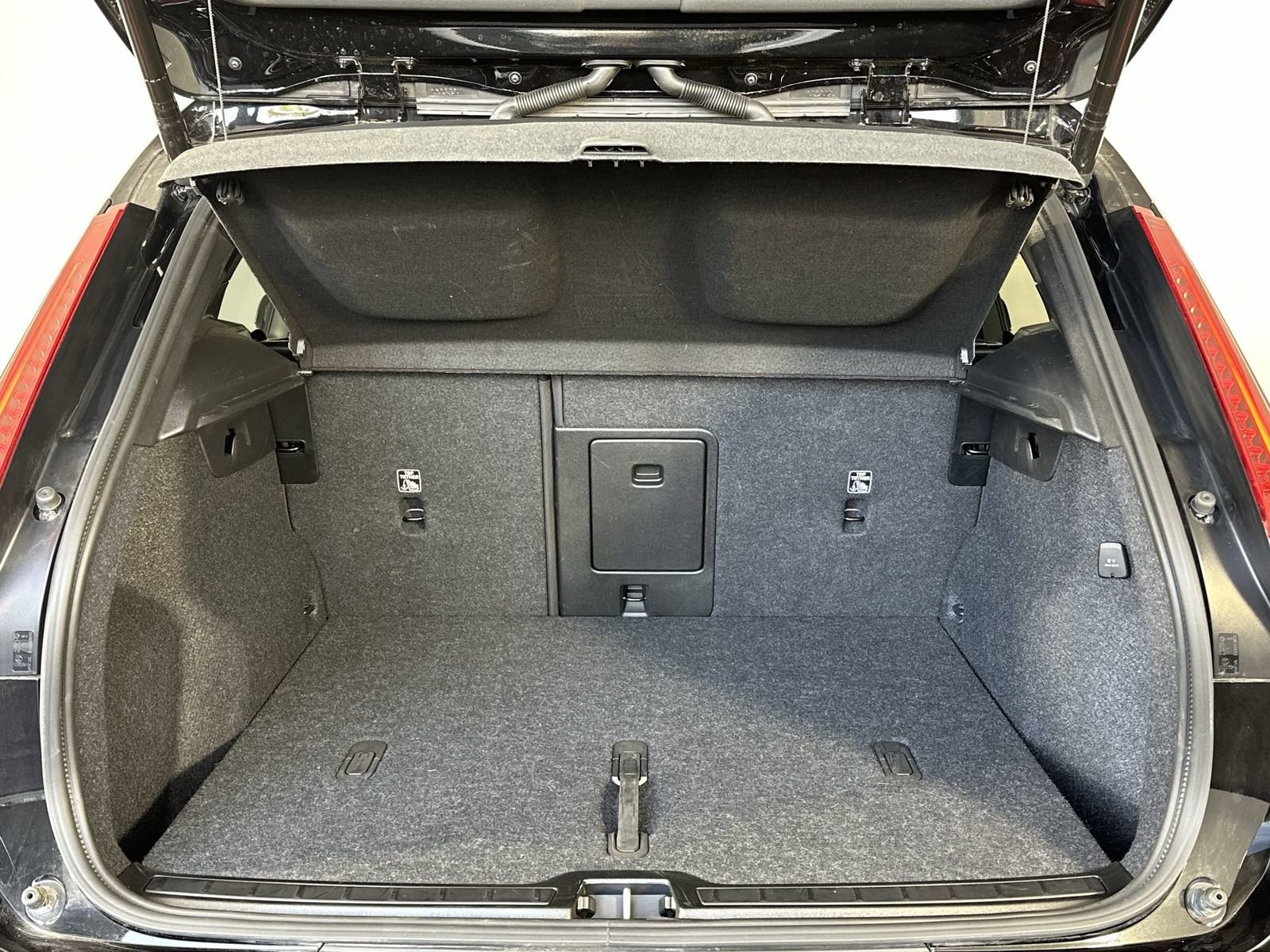 Used 2025 Volvo XC40 B5 Plus image 25