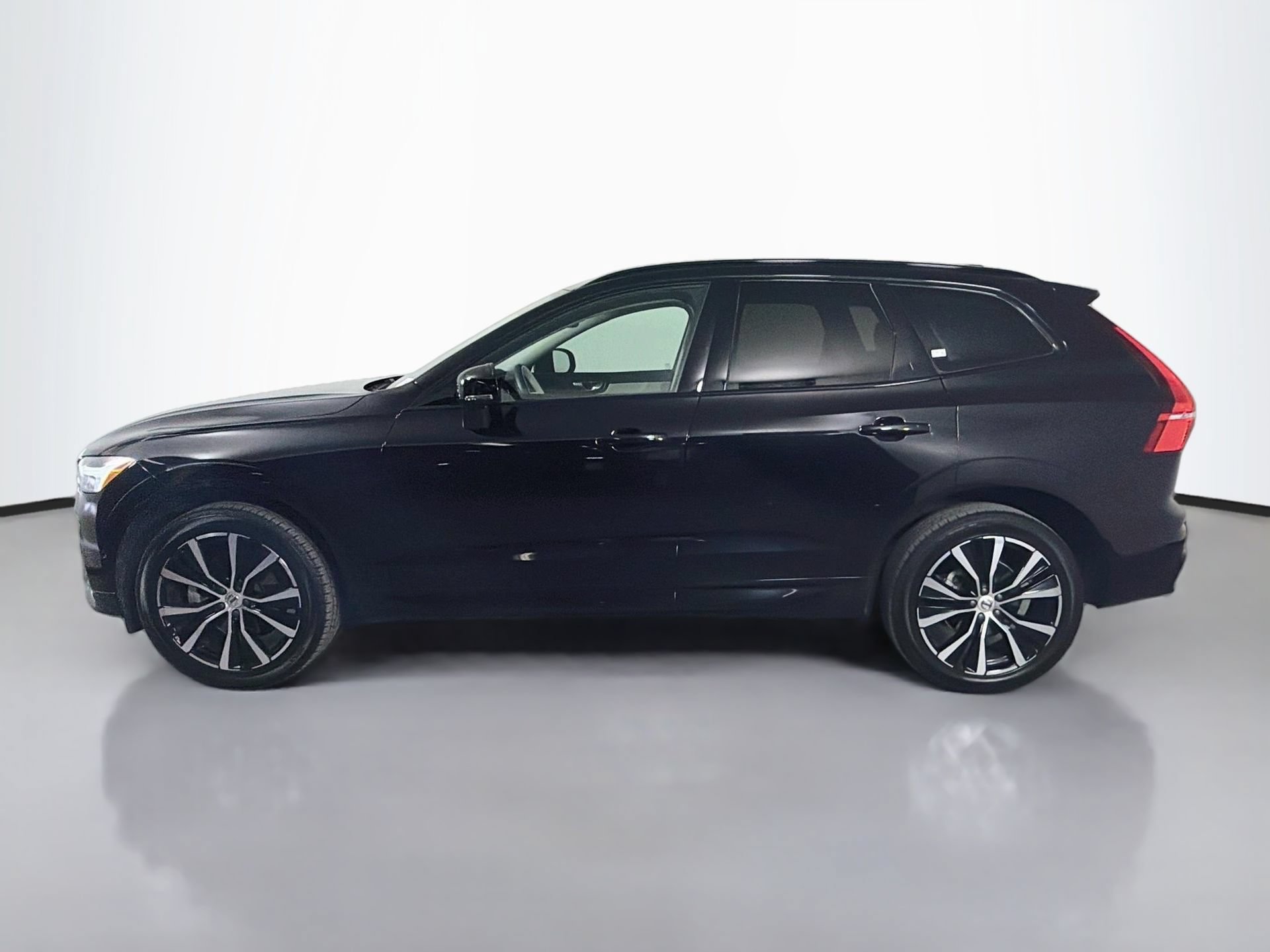 Certified 2024 Volvo XC60 B5 Plus AWD/4WD image 9